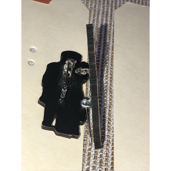 Kim Anderson pin/ Brooch Lot Boy Holding Bouquet of Roses / Boy & Girl Kissing - Picture 7 of 9